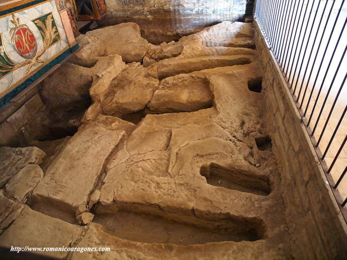 TUMBAS ANTROPOMORFAS A LOS PIES DEL TEMPLO